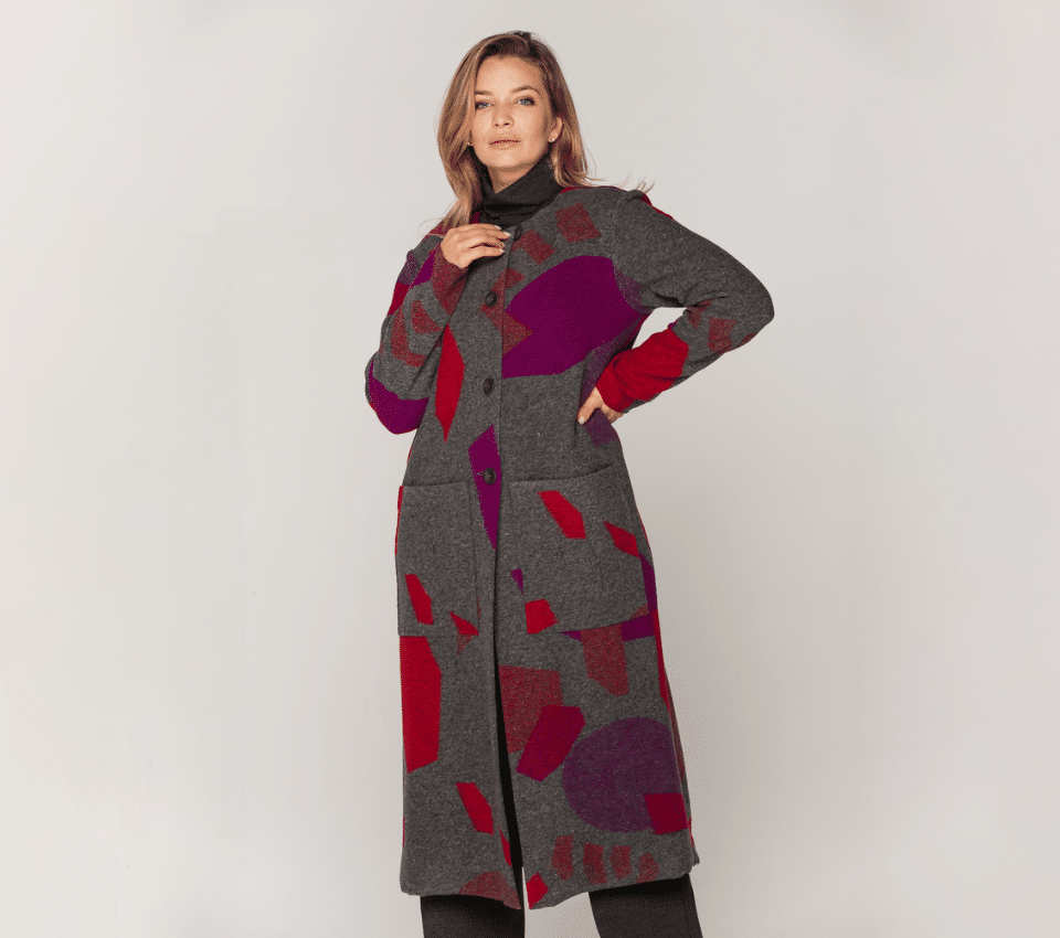 Wizualizacja kobiety w długim płaszczu w kolorowe, abstrakcyjne wzory