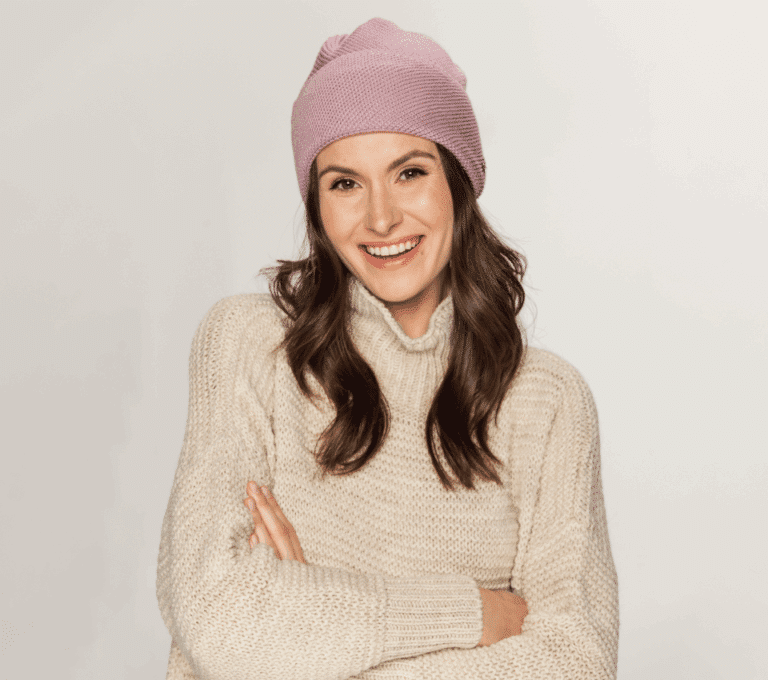Wizualizacja kobiety w beżowym swetrze i różowej czapce beanie