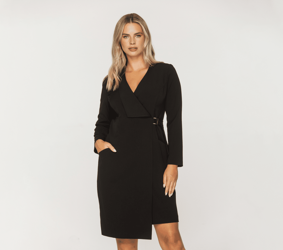 Wizualizacja kobiety w czarnej sukience kopertowej z długim rękawem