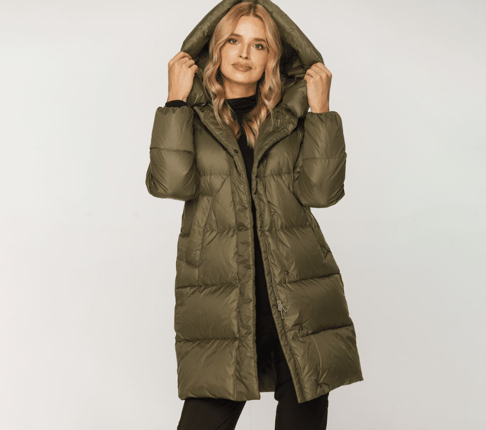 Wizualizacja kobiety w długiej, pikowanej kurtce puchowej z kapturem w kolorze khaki