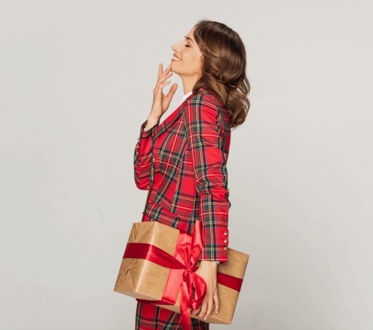 Wizualizacja kobiety w dwuczęściowym zestawie w czerwoną szkocką kratę