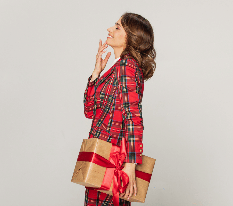 Wizualizacja kobiety w dwuczęściowym zestawie w czerwoną szkocką kratę