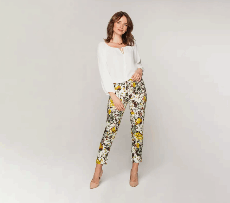 Wizualizacja kobiety w białej bluzce z długim rękawem i spodniach w kwiatowy wzór
