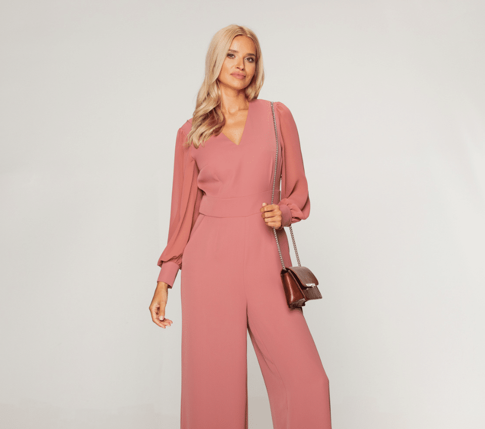 Wizualizacja kobiety w różowym kombinezonie z dekoltem kopertowym i szerokimi nogawkami