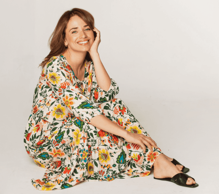 Wizualizacja kobiety w długiej sukience w kwiatowy print z bufiastymi rękawami