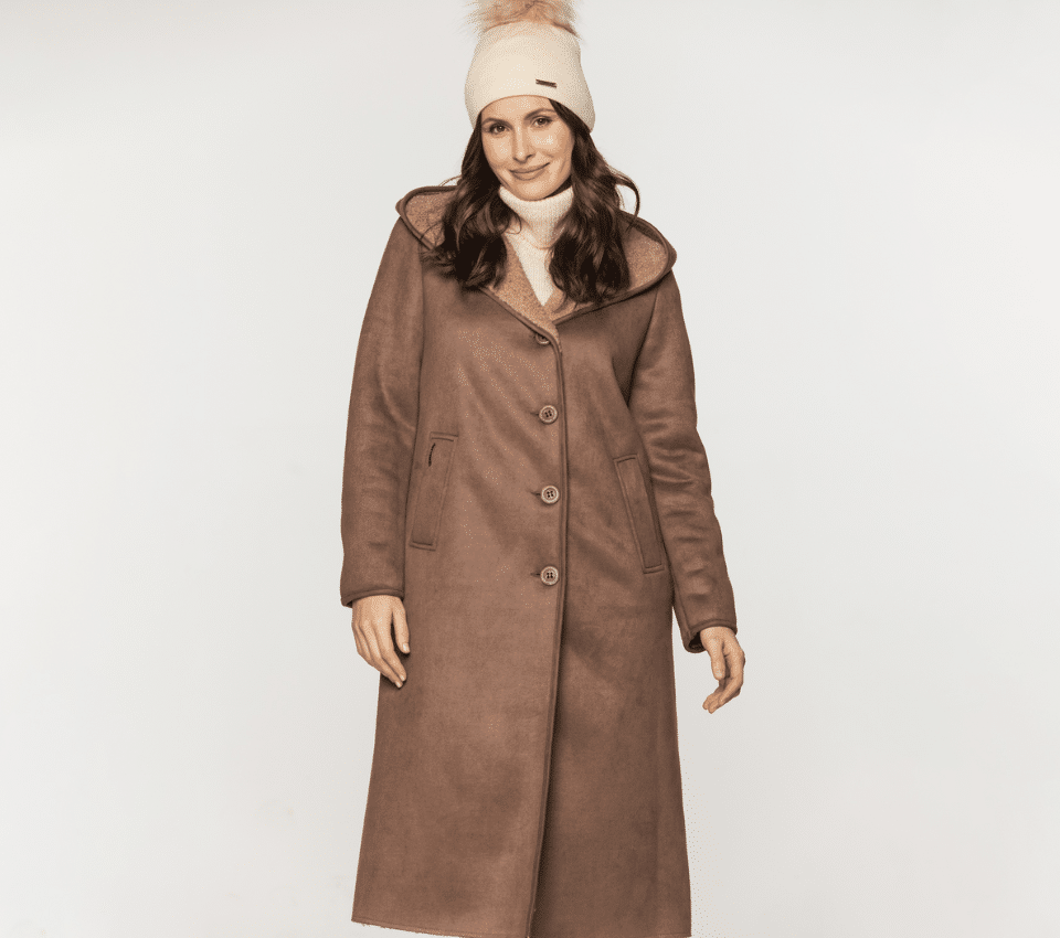 Wizualizacja kobiety w brązowym, długim płaszczu z kapturem i beżowej czapce z pomponem