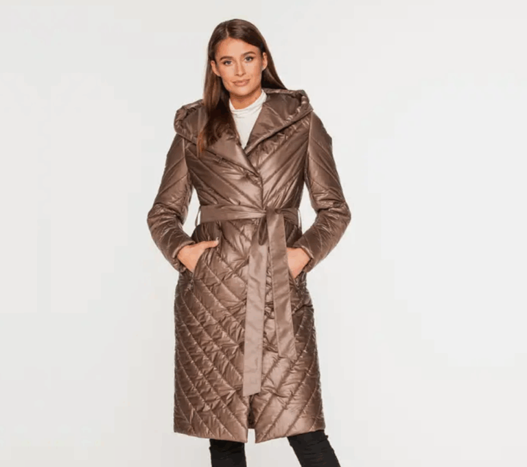 Wizualizacja kobiety w długiej, pikowanej kurtce z paskiem w talii w kolorze brązowym