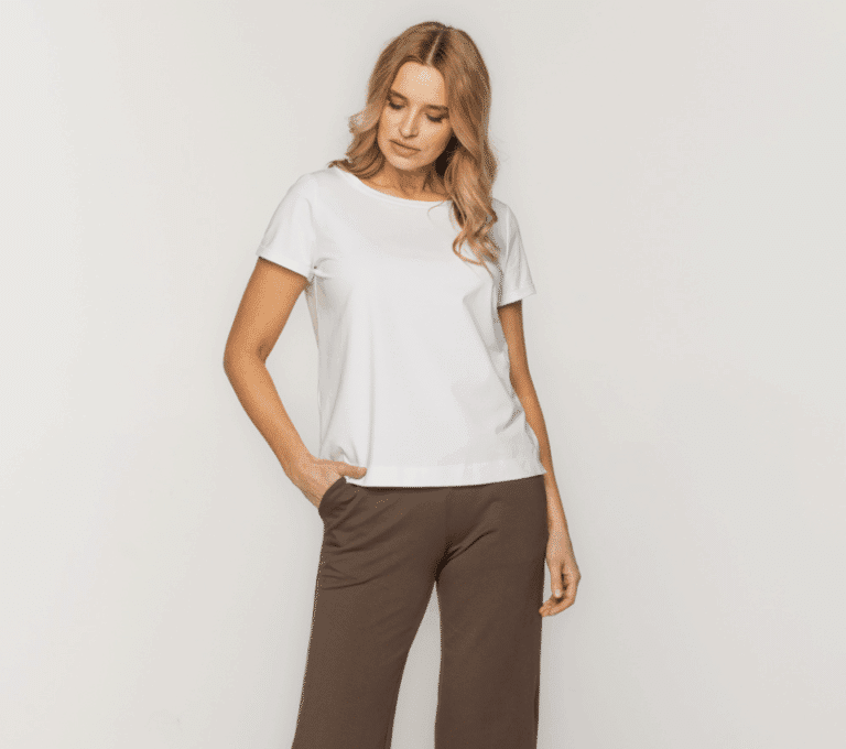 Wizualizacja kobiety w prostej białej koszulce z okrągłym dekoltem i brązowych spodniach