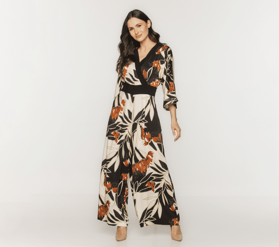 Wizualizacja kobiety w kombinezonie w liście z kopertowym dekoltem i szerokimi nogawkami