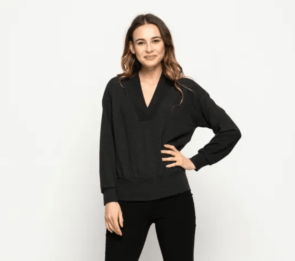 Wizualizacja kobiety w czarnej luźnej bluzce z dekoltem w serek i dopasowanych spodniach