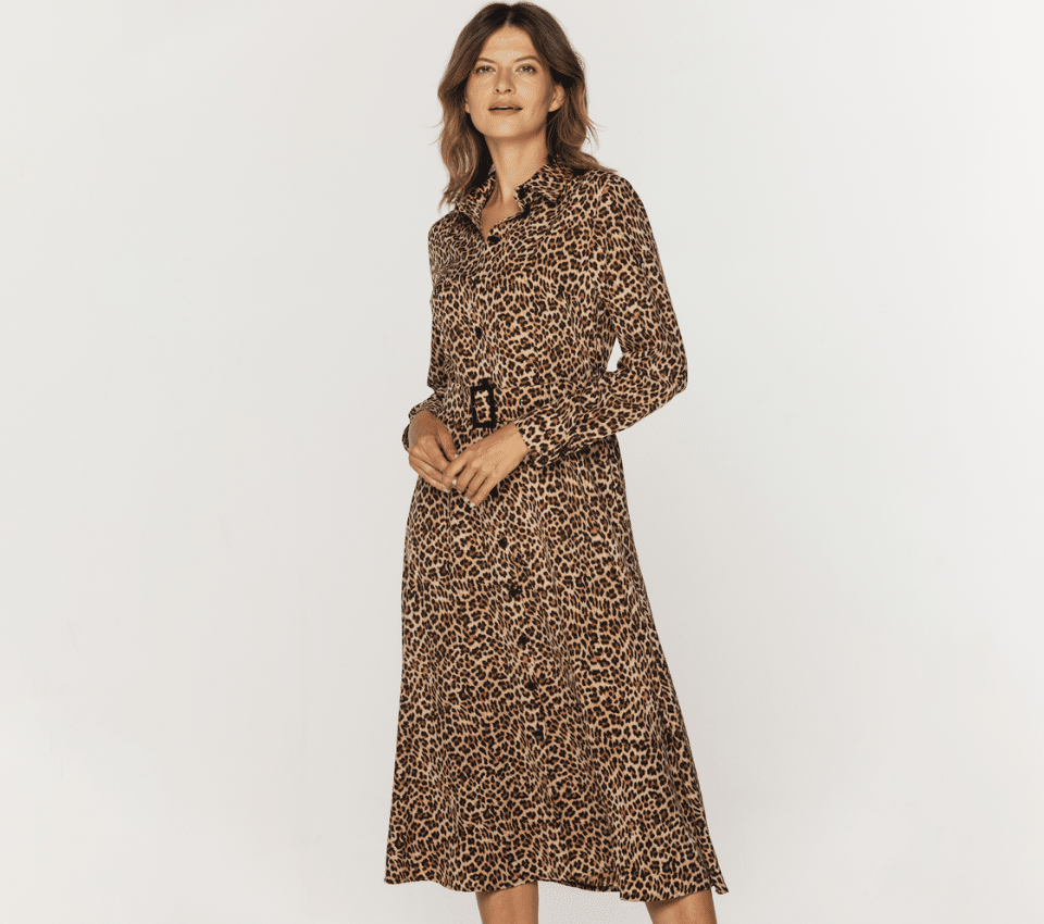 Wizualizacja kobiety w brązowej sukience koszulowej w panterkę z długim rękawem i paskiem