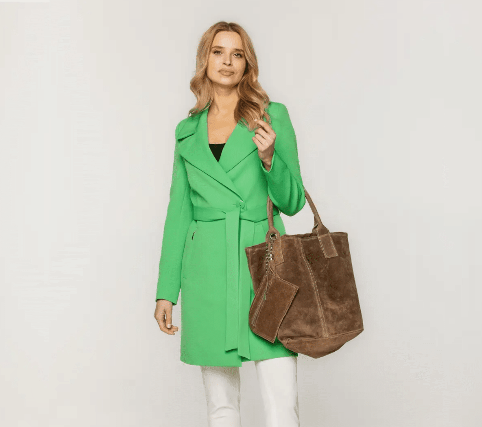 Wizualizacja kobiety w zielonym płaszczu wiązanym w talii i białych spodniach