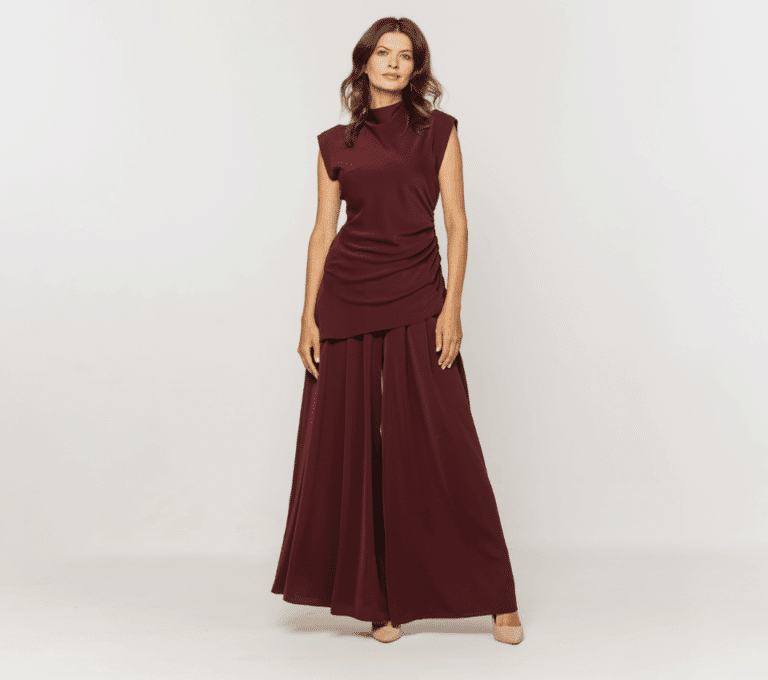Wizualizacja kobiety w bordowej sukience maxi bez rękawów z golfem i drapowaniem w talii