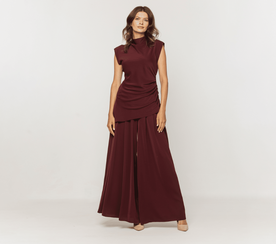 Wizualizacja kobiety w bordowej sukience maxi bez rękawów z golfem i drapowaniem w talii
