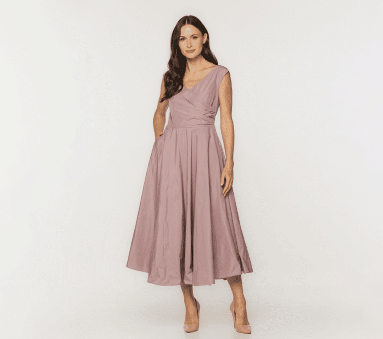 Wizualizacja kobiety w sukience midi z rozkloszowanym dołem i kopertowym dekoltem w kolorze pudrowego różu