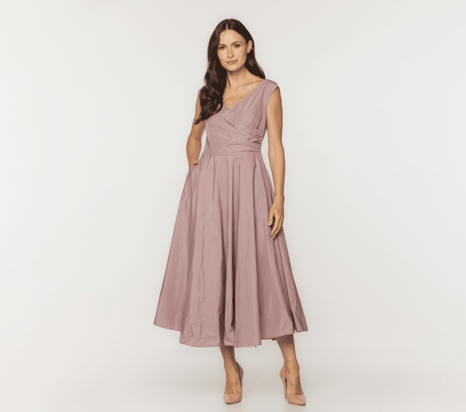 Wizualizacja kobiety w sukience midi z rozkloszowanym dołem i kopertowym dekoltem w kolorze pudrowego różu
