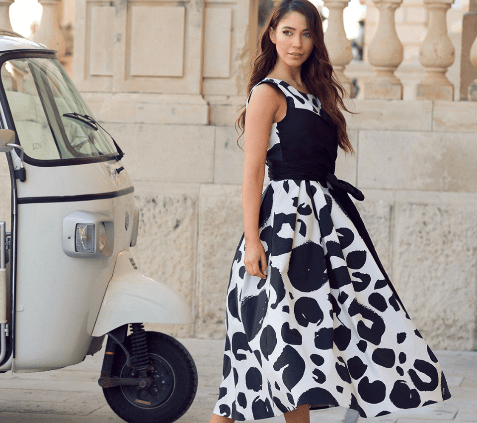 Wizualizacja kobiety w czarno-białej sukience midi bez rękawów w duży zwierzęcy wzór