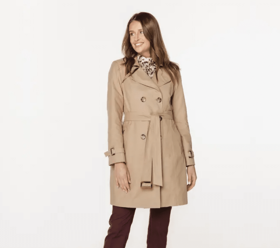 Wizualizacja kobiety w beżowym płaszczu typu trencz z dwoma rzędami guzików i paskiem