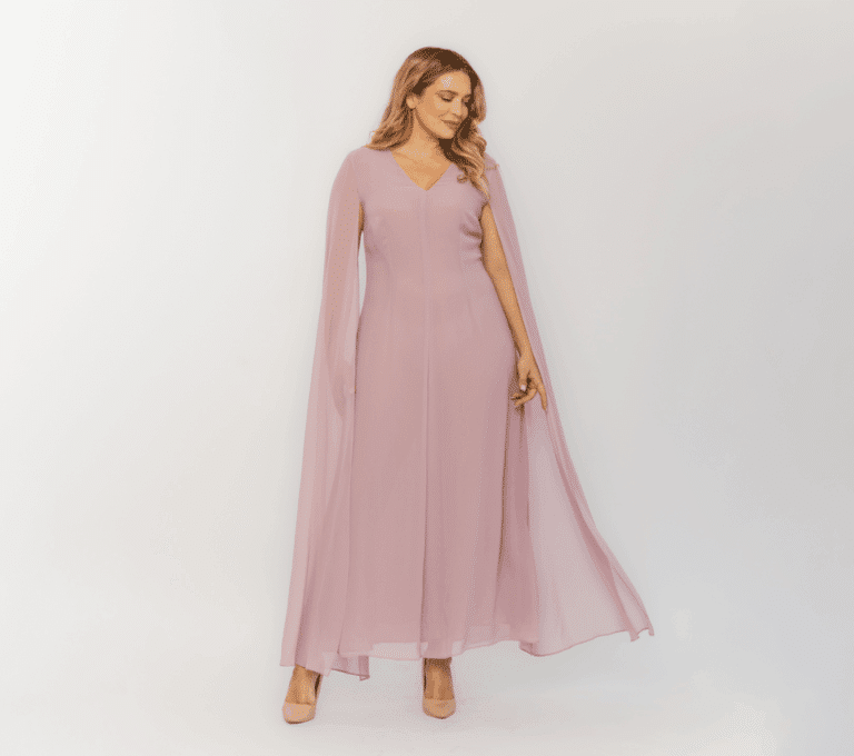 Wizualizacja kobiety w długiej różowej sukience z dekoltem w szpic i peleryną z szyfonu