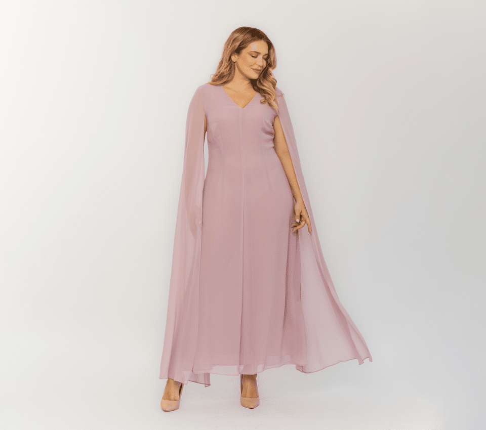 Wizualizacja kobiety w długiej różowej sukience z dekoltem w szpic i peleryną z szyfonu