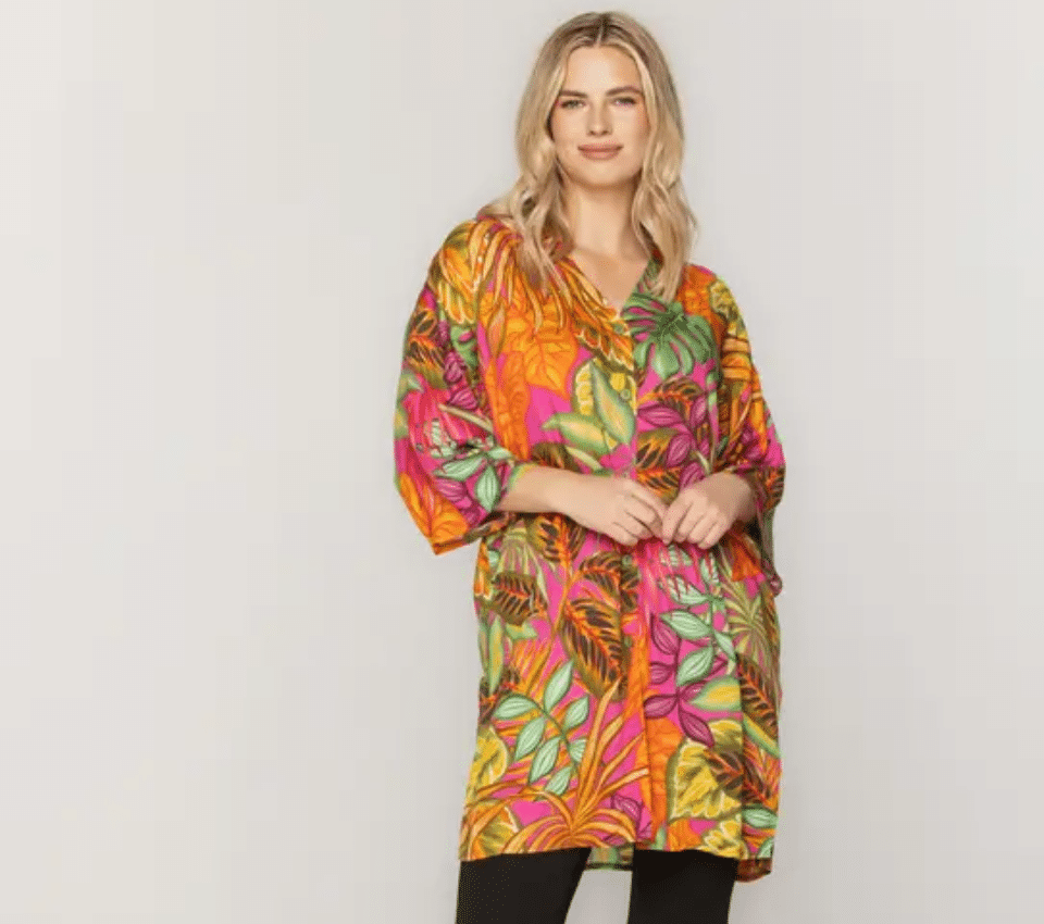 Wizualizacja kobiety w długiej tunice z rękawem trzy czwarte w intensywny tropikalny wzór