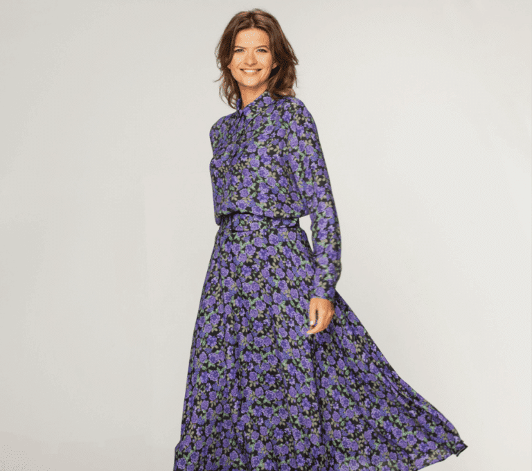 Wizualizacja kobiety w długiej fioletowej sukience maxi w drobny wzór z długim rękawem i stójką