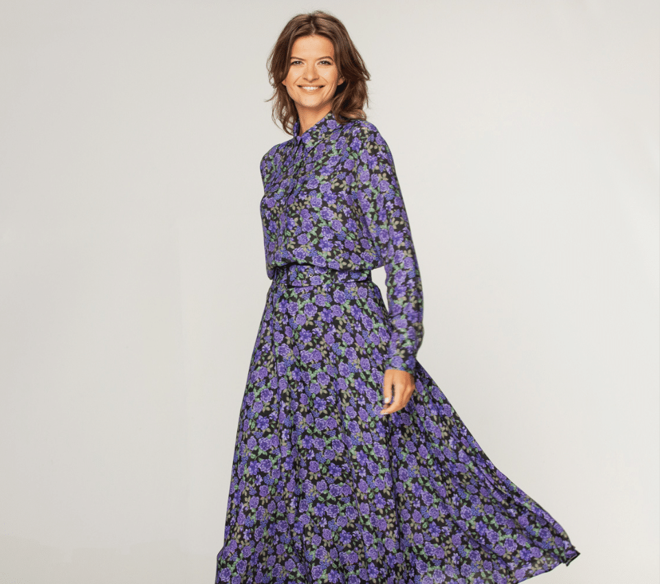 Wizualizacja kobiety w długiej fioletowej sukience maxi w drobny wzór z długim rękawem i stójką