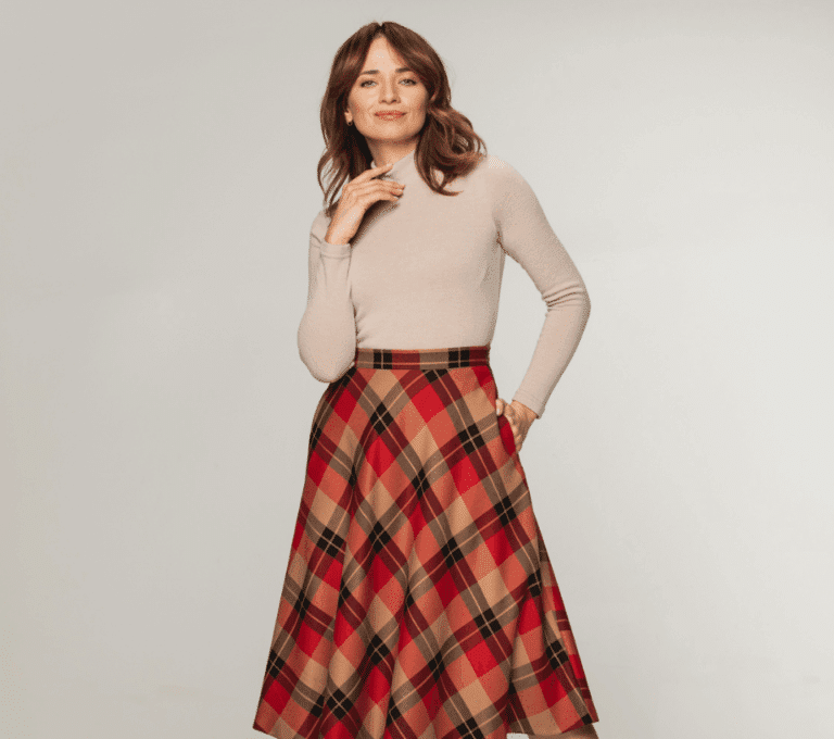 Wizualizacja kobiety w beżowym golfie z długim rękawem i rozkloszowanej spódnicy w kratę