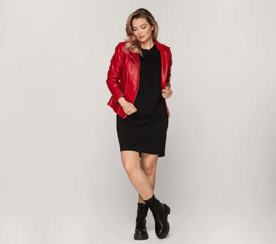 Wizualizacja kobiety w czarnej sukience mini i czerwonej ramonesce z kołnierzem