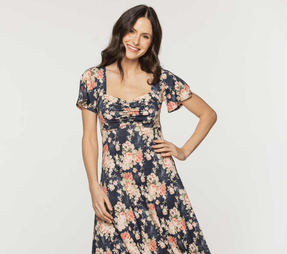 Wizualizacja kobiety w sukience midi w kwiatowy wzór z dekoltem karo i krótkim rękawem