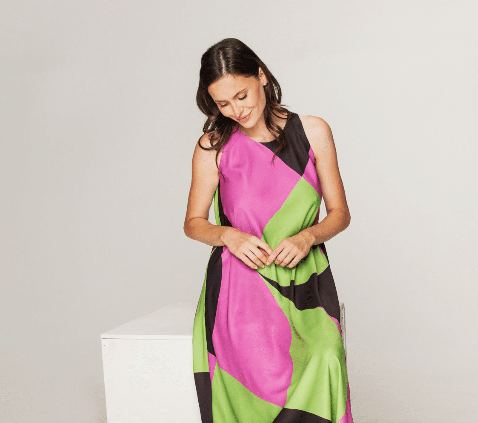 Wizualizacja kobiety w sukience maxi bez rękawów w bloki kolorów różowego, zielonego i czarnego