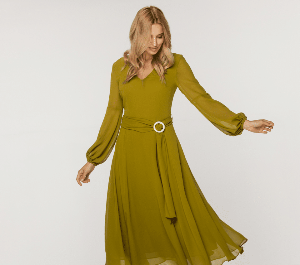 Wizualizacja kobiety w długiej oliwkowej sukience z szyfonu z dekoltem w serek i ozdobnym paskiem