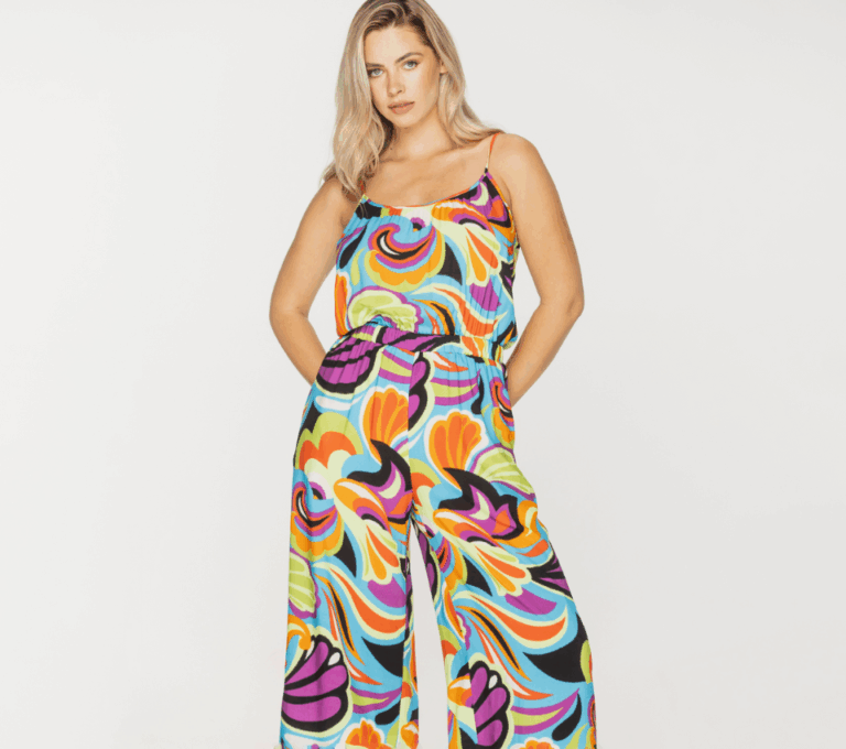 Wizualizacja kobiety w kombinezonie na cienkich ramiączkach w psychodeliczny kolorowy wzór