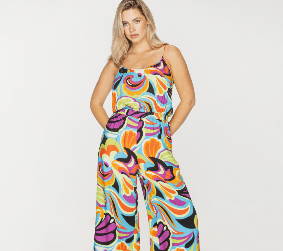 Wizualizacja kobiety w kombinezonie na cienkich ramiączkach w psychodeliczny kolorowy wzór