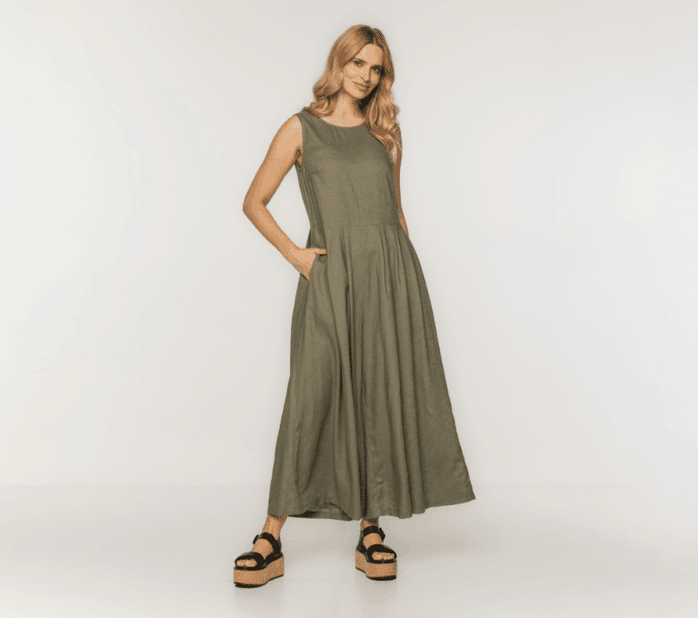 Wizualizacja kobiety w długiej sukience maxi bez rękawów w kolorze khaki z rozkloszowanym dołem