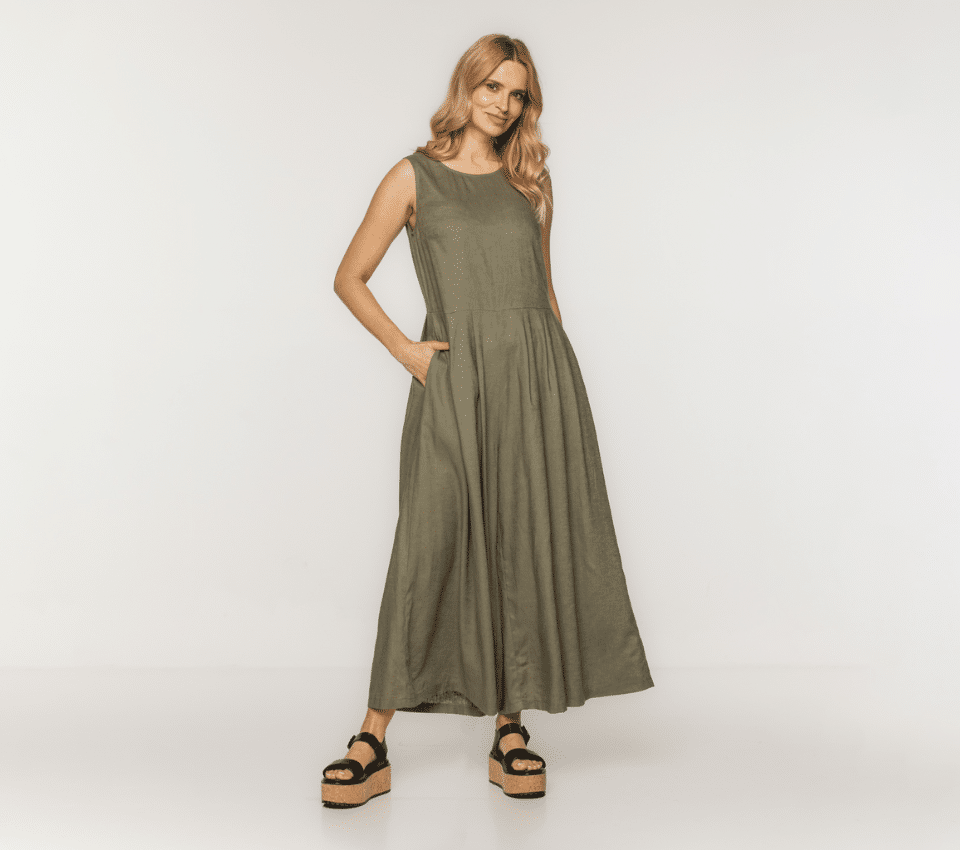 Wizualizacja kobiety w długiej sukience maxi bez rękawów w kolorze khaki z rozkloszowanym dołem