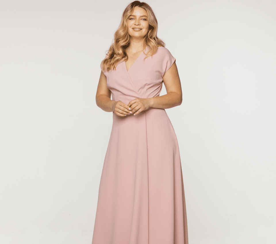 Wizualizacja kobiety w długiej sukience maxi w kolorze pudrowego różu z kopertowym dekoltem