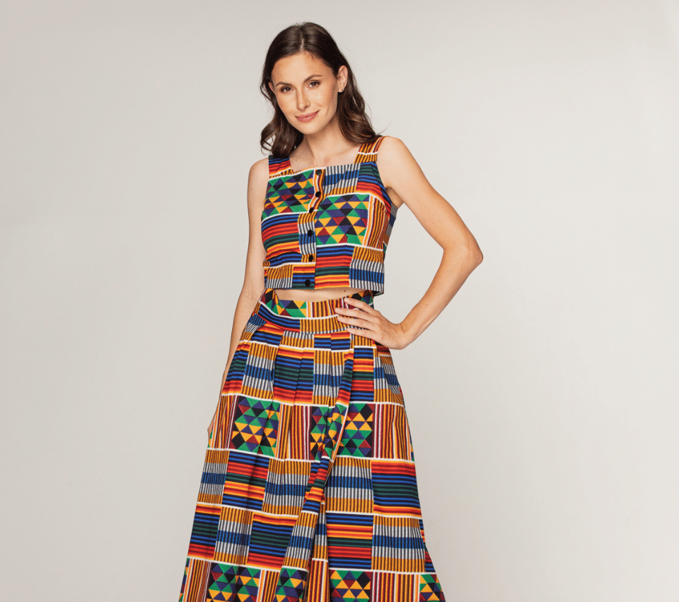 Wizualizacja kobiety w dwuczęściowym komplecie z krótkim topem i długą spódnicą we wzór etniczny