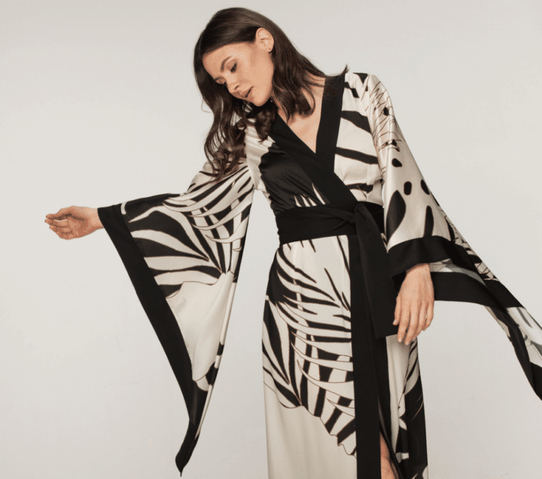 Wizualizacja kobiety w długim jedwabnym kimonie w czarno-biały liściasty wzór z szerokimi rękawami