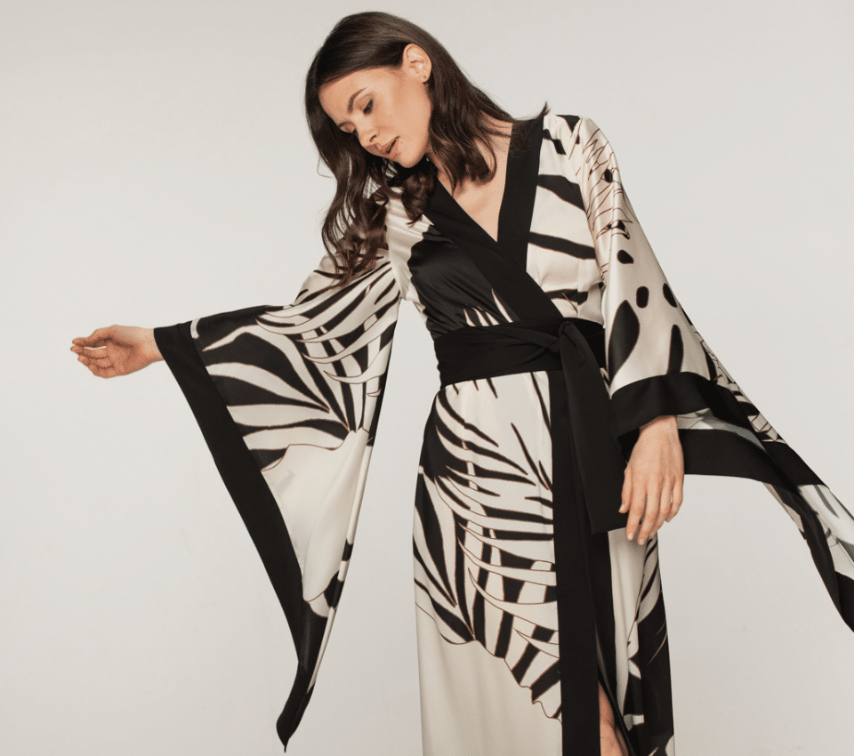 Wizualizacja kobiety w długim jedwabnym kimonie w czarno-biały liściasty wzór z szerokimi rękawami