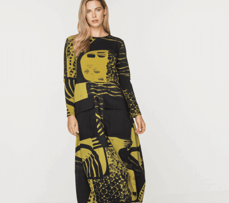 Wizualizacja kobiety w długiej sukience maxi w czarno-żółty graficzny wzór z długim rękawem