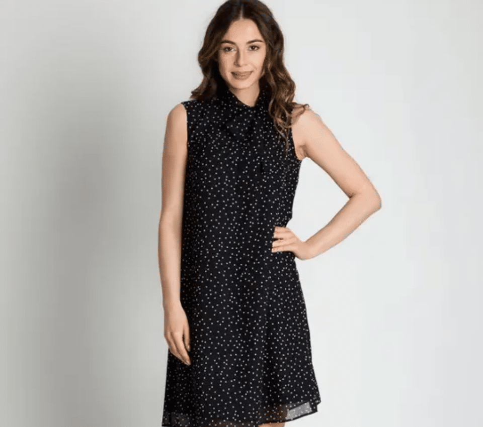 Wizualizacja kobiety w czarnej sukience mini bez rękawów z dekoltem wiązanym na kokardę