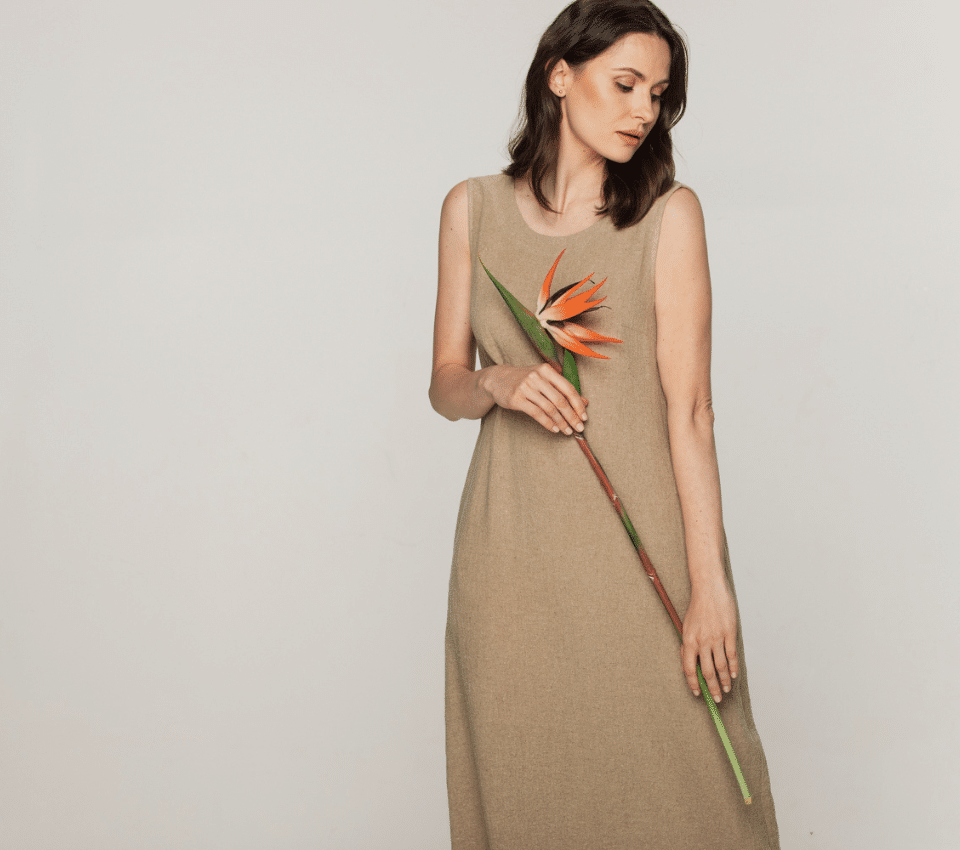 Wizualizacja kobiety w prostej długiej sukience maxi bez rękawów w kolorze beżowym