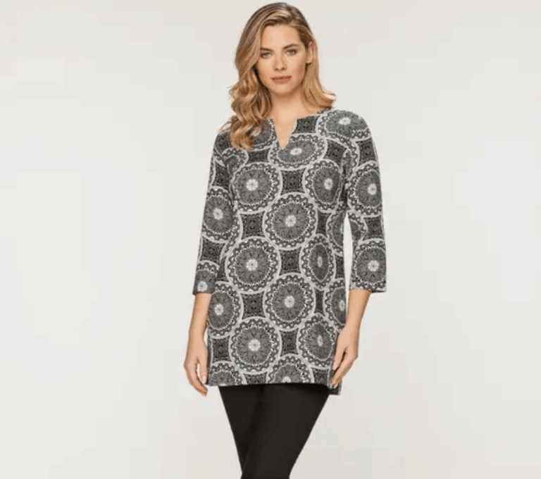 Wizualizacja kobiety w długiej tunice z rękawem trzy czwarte w czarno-biały geometryczny wzór