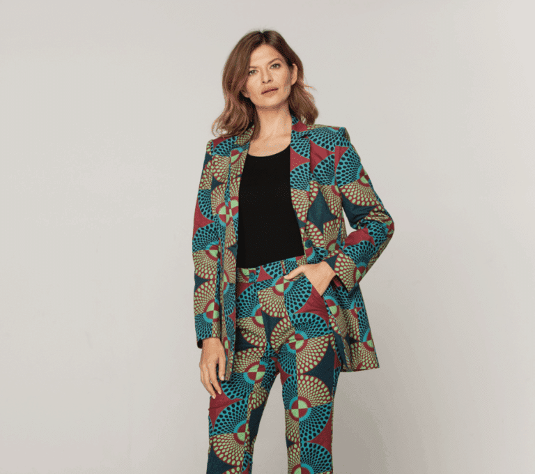 Wizualizacja kobiety w damskim garniturze ze spodniami w zielony i czerwony etniczny wzór