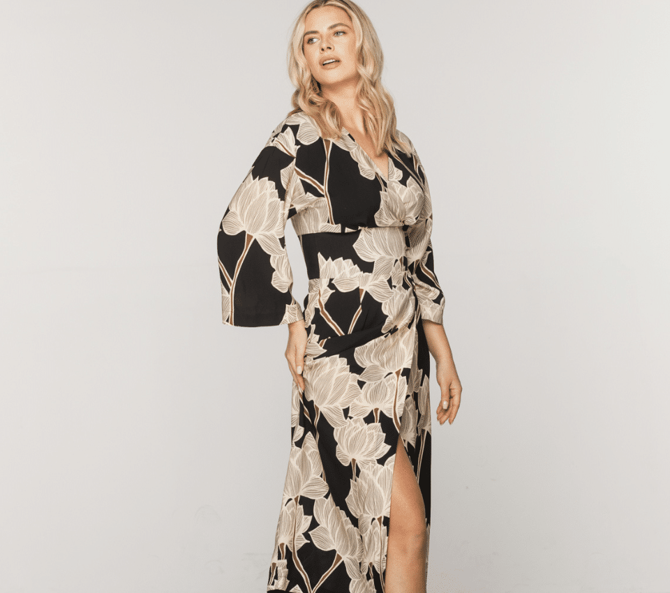 Wizualizacja kobiety w długiej sukience kopertowej z szerokimi rękawami i wzorem w beżowo-czarny łańcuch