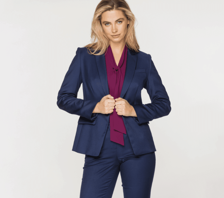 Wizualizacja kobiety w granatowym garniturze ze spodniami i fuksjowej bluzce z szarfą
