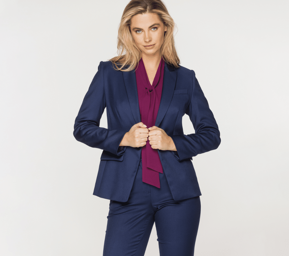 Wizualizacja kobiety w granatowym garniturze ze spodniami i fuksjowej bluzce z szarfą