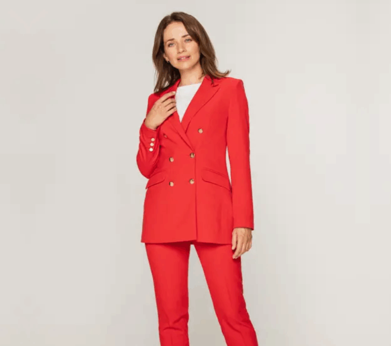 Wizualizacja kobiety w czerwonym garniturze z dwurzędową marynarką i dopasowanymi spodniami