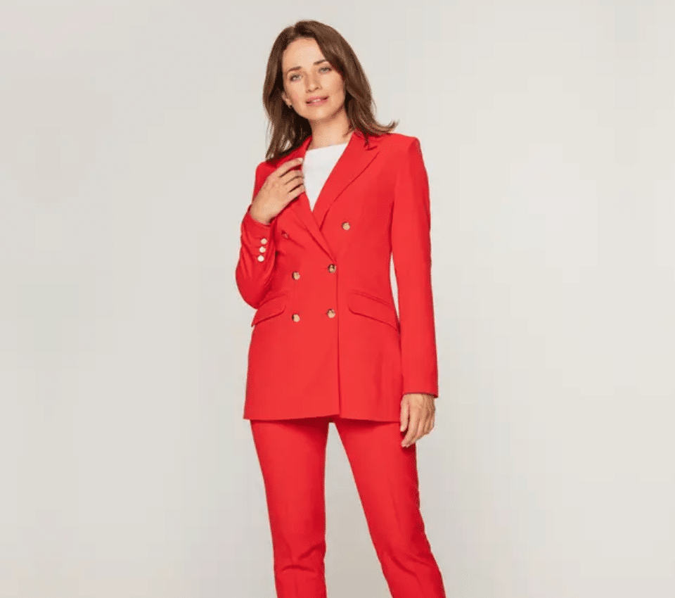 Wizualizacja kobiety w czerwonym garniturze z dwurzędową marynarką i dopasowanymi spodniami